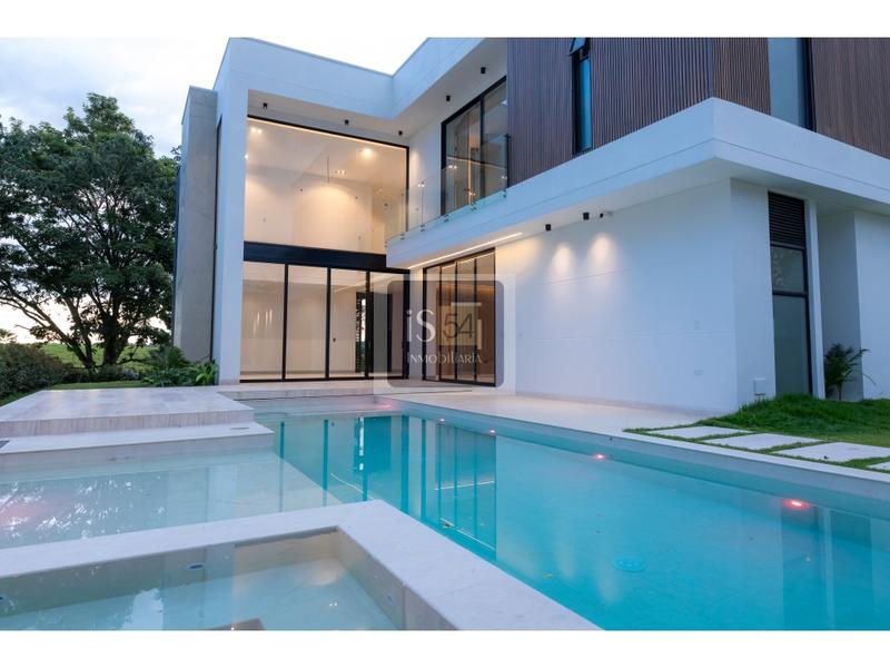 CASA AMPLIA Y MUY BONITA 