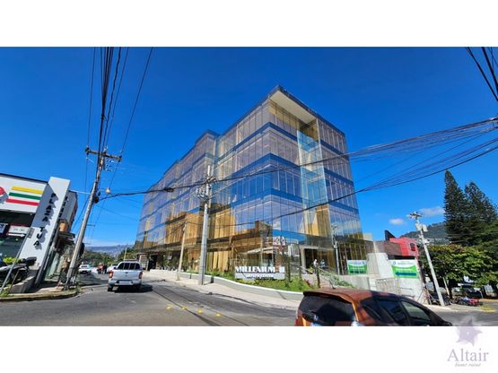 Se Vende Amplio Local en Edificio Medico en Las Minitas cerca del HMC