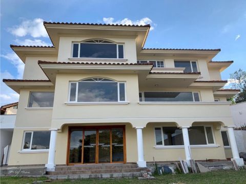 vende casa con iluminacion por todas las areas en tumbaco