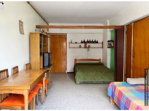 venta un ambiente en la perla con cochera y balcon a la calle