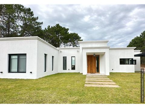 casa blanca en pinamar sobre el golf