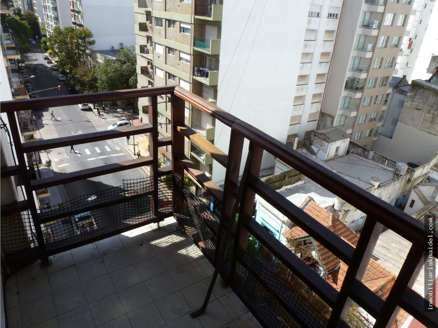 tres ambientes a la calle con balcon saliente