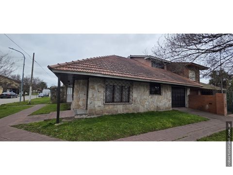 chalet de 4 ambientes sobre lote en esquina y buen entorno