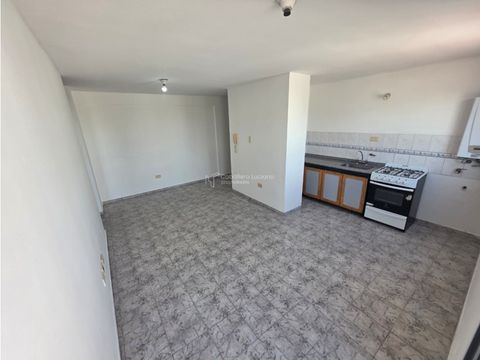alquiler un dormitorio con balcon terraza av colon 1881