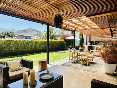 casa venta cumbaya sector lumbisi con amplio jardin pergola bbq