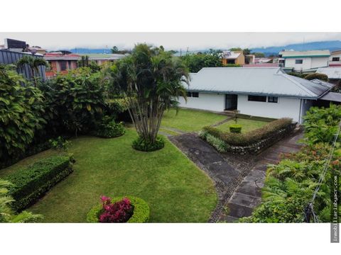 vendo casa de 1 planta sobre calle principal de sabanilla