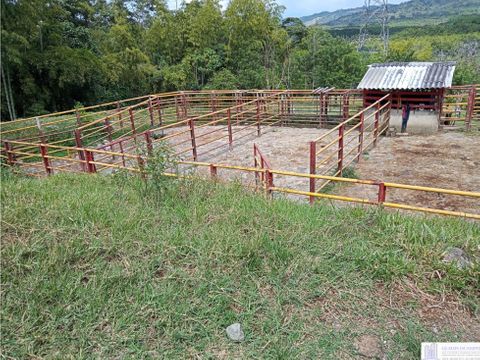 finca con quebradas y vias de acceso