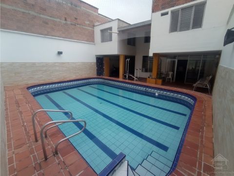 vendo casa con piscina de 300 m2 en laureles a 5 cuadras del estadio