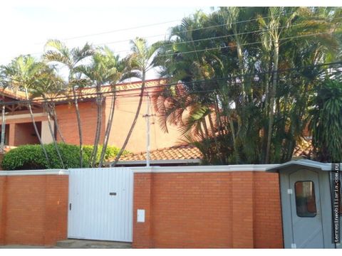 alquilo hermosa casa con piscina en barrio herrera