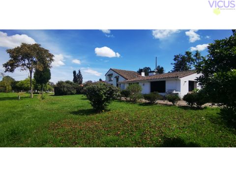 amplia y clasica casa en guaymaral para venta