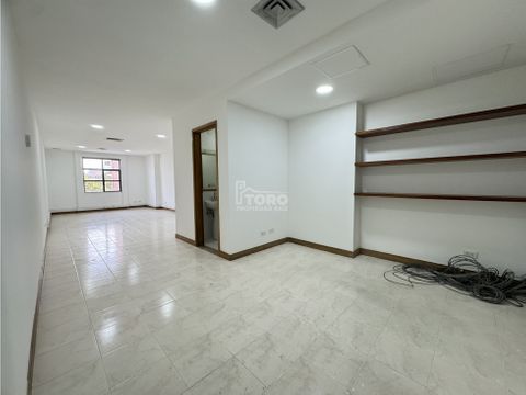 venta de amplia oficina o consultorio torre dann medellin