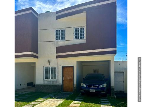 bello town house amoblado en manantial en venta