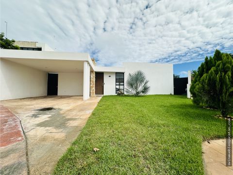 casa de una planta amplia con paneles solares en merida yucatan