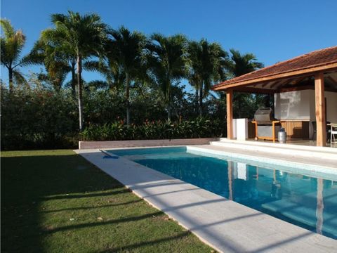 se vende amplia villa con piscina en playa decameron