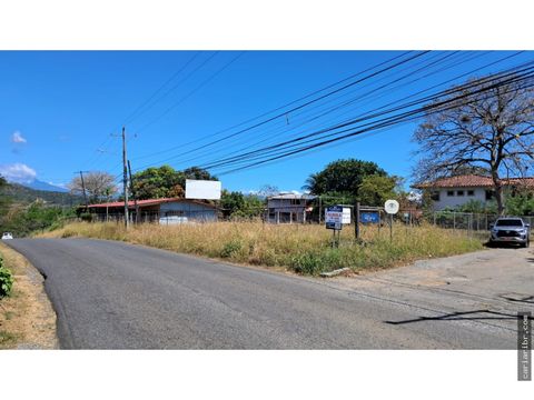 gran propiedad comercial en esquina con 4 apartamentos y deposito