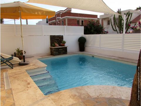 villa rompeolas junto al mar con piscina privada