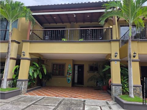 casa amueblada en venta en condominio en jaco