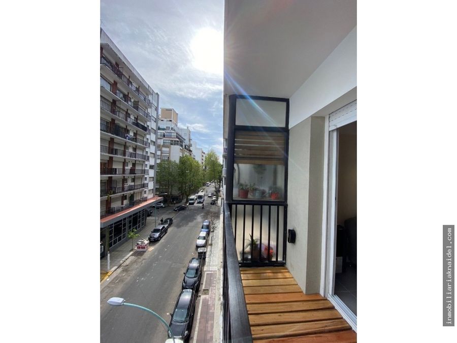 dos ambientes reciclado a la calle con dos balcones