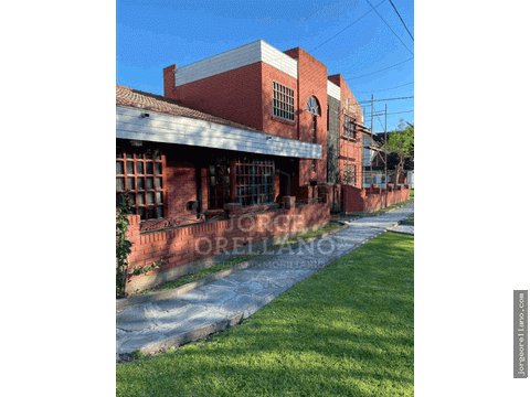 venta excelente residencia con quincho y patio en parque luro