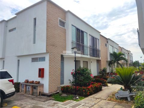 vendo casa esquinera con 2 parqueadero en conjunto en jamundi