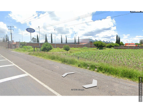 terreno sobre carretera salida patzcuaro