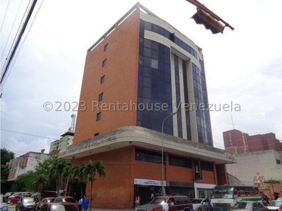 Oficina en venta en Barquisimeto Centro en Carrera muy transitada