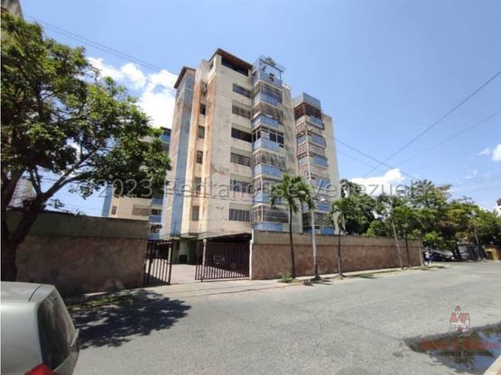 Edel Vargas vende amplio apartamento en el oeste  