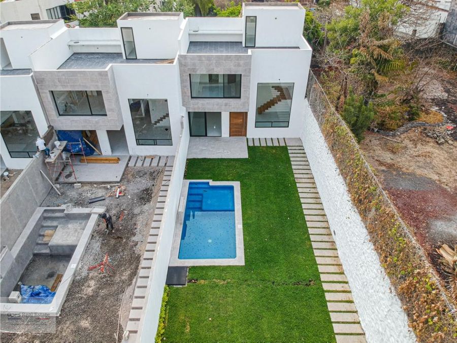 estrena moderna residencia con roof garden y alberca