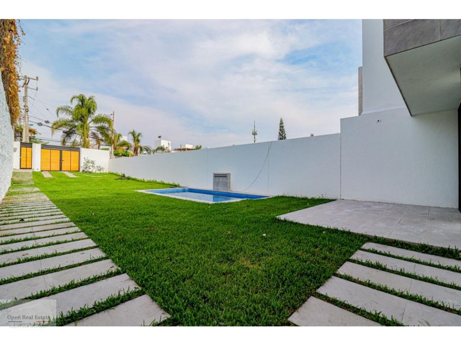estrena moderna residencia con roof garden y alberca