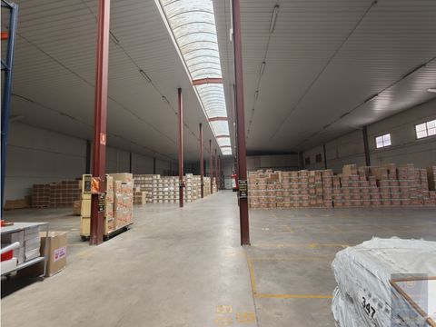 nave undustrial con muellles de carga en la nacional v