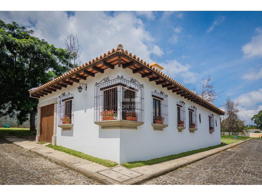 Casa nueva de esquina en venta cerca de Antigua Guatemala - US$199,000 USD