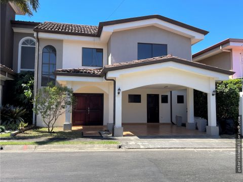 casa amplia en hacienda las flores