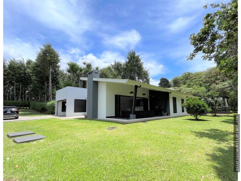 preciosa casa contemporanea rodeada de bosque