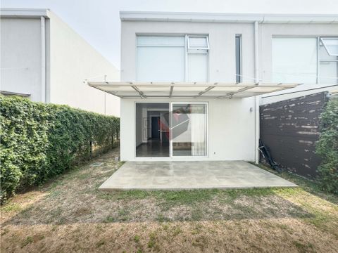 casa con arquitectura minimalista en lindora con linea blanca