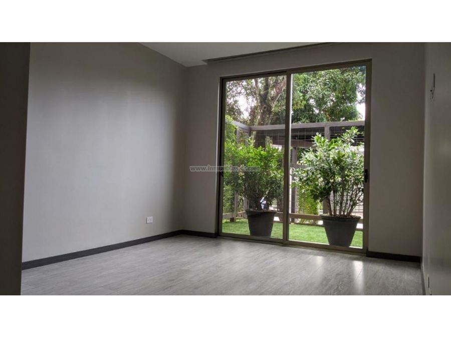 exclusivo apartamento en primer piso con jardin en brasil santa ana