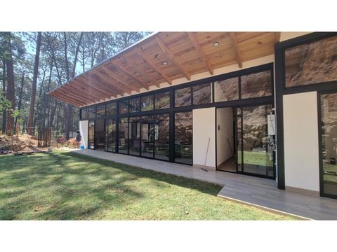 en venta casa moderna con vista al bosque