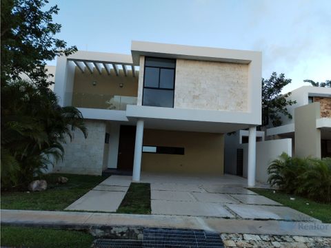 venta de casa 3 recamarasen privada parque central piscina yucatan