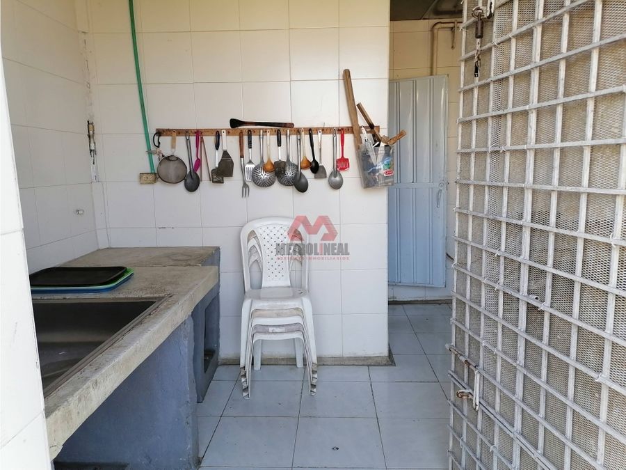 cartagena venta bodega con apartamentos en brucelas