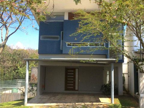 casa con cuarto de servicio en venta condominio en brasil de mora