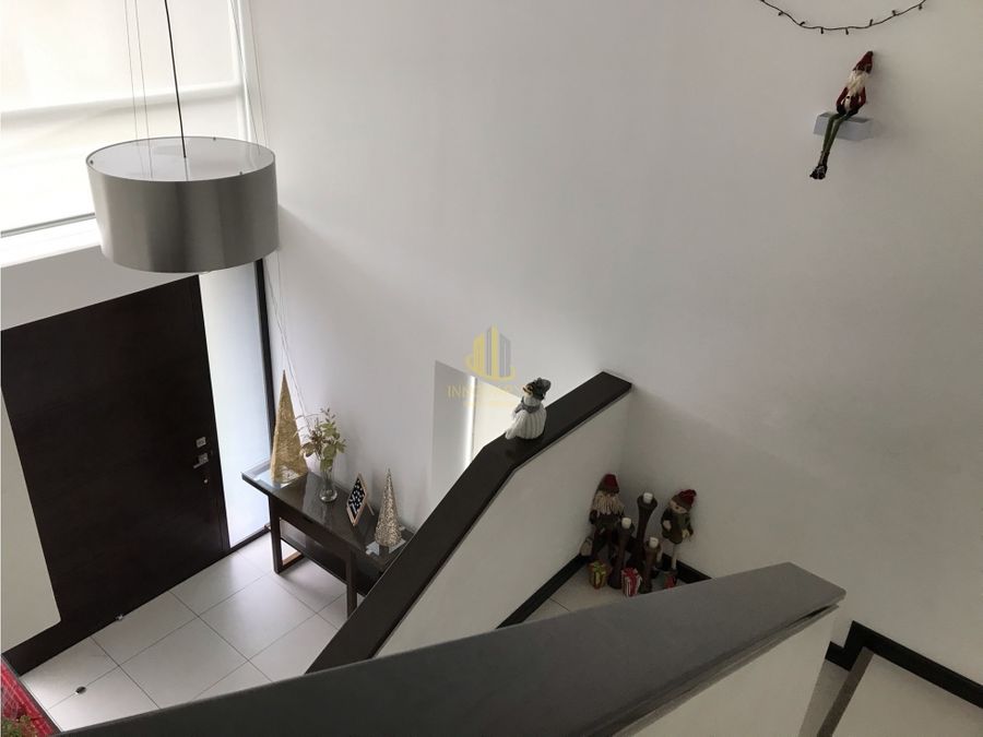 casa contemporanea en exclusivo y centrico condominio en santa ana