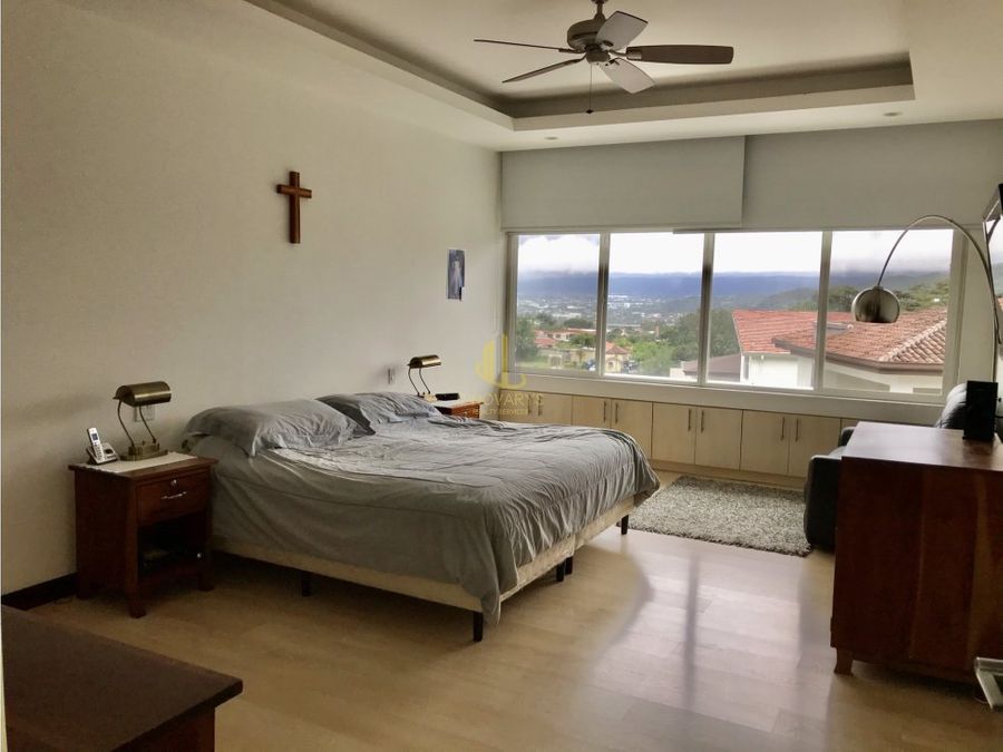 casa contemporanea en exclusivo y centrico condominio en santa ana
