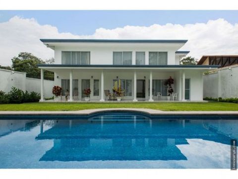 casa con linea blanca y piscina residencial cerrado en brasil de mora