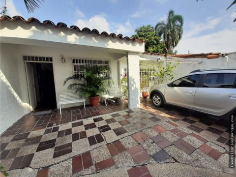 se vende o se arrienda amplia y confortable casa barrio blanco