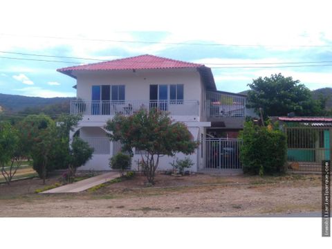 se vende confortable casa