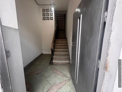 se arrienda comodo apartamento en el centro