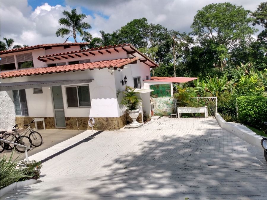 casa campestre 350 m2 lote 2018 m2 de 3 alcobas condominio via el eden
