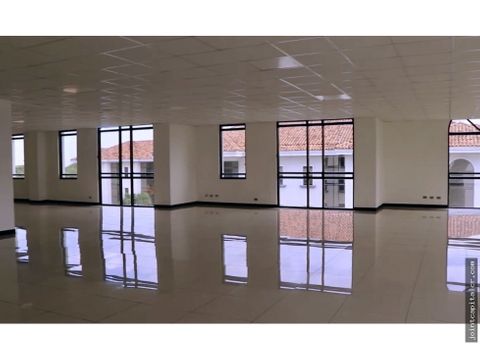 alquiler oficina 415 m2 en centro corporativo en santa ana