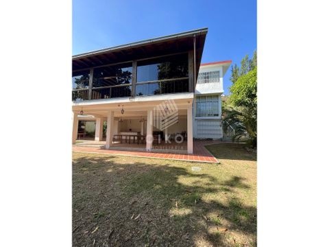 se vende quinta en prados del este de 1351 mts 4h 5b 4pe acp