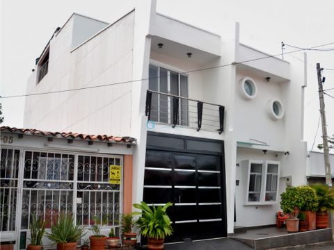 se vende hermosa vivienda en la urbsanta maria vr