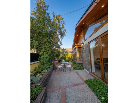 casa remodelada con vigas a la vista en la reina